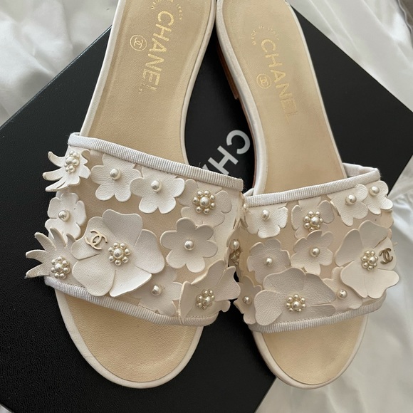 Chanel pearl sandal size 381/2 - Picture 2 of 10